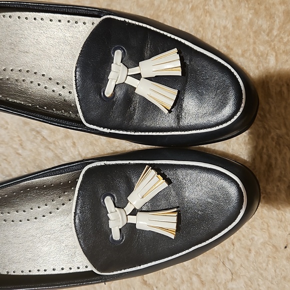 TROTTERS NAVY TASSLE SHOES SIZE 7 NARROW - Picture 2 of 12